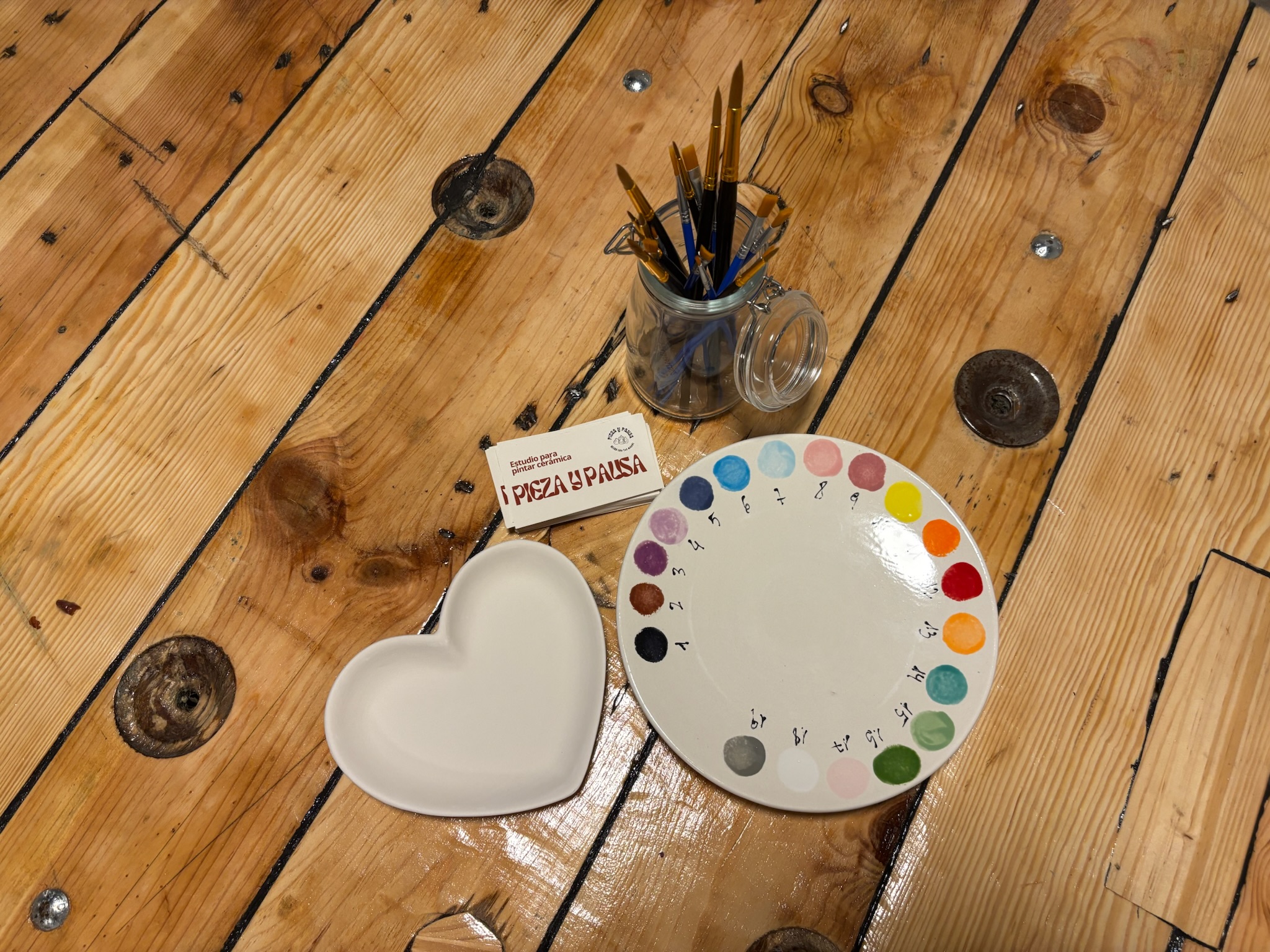 como-pintar-ceramica-ayuda-estres-estudio-pintura-pieza-y-pausa-alicante-1