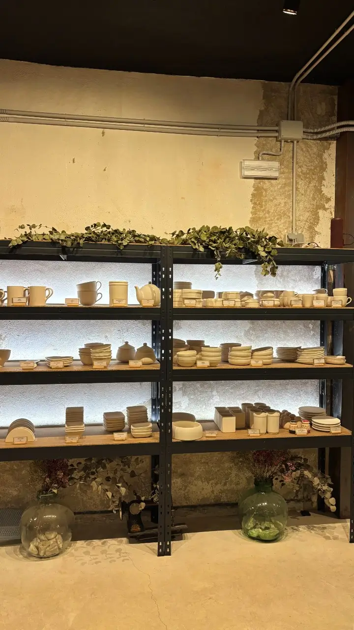 estudio-pintura-ceramica-alicante-pieza-y-pausa-estanteria-v2